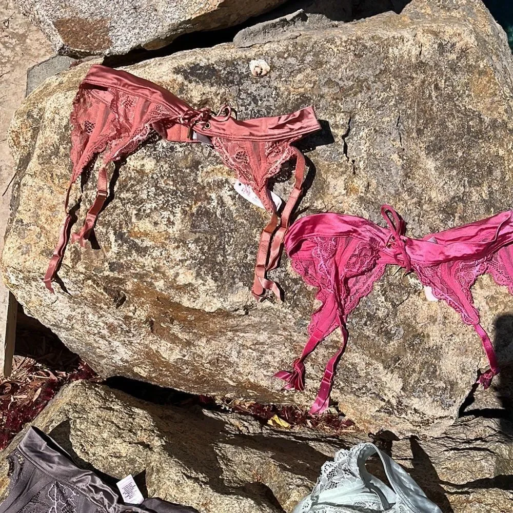 Victoria’s Secret Garters - Picture 4 of 11